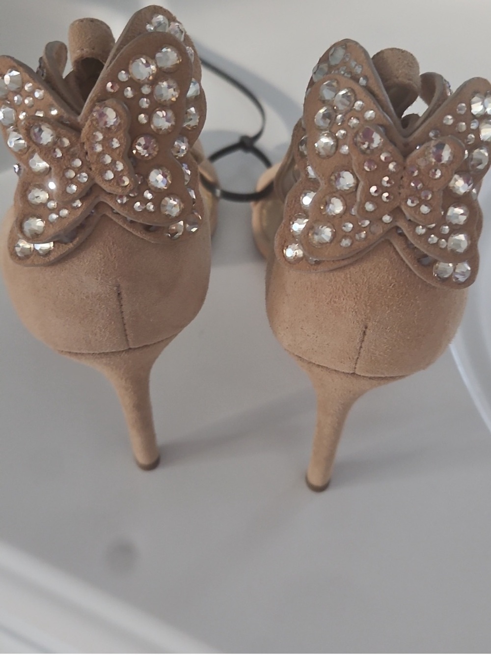 Michael Kors BEVERLY Butterfly
Applique Suede Sandals Sz 7.5 - Picture 8 of 12